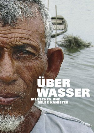 Über Wasser: Menschen und gelbe Kanister