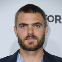 Alex Roe(I)